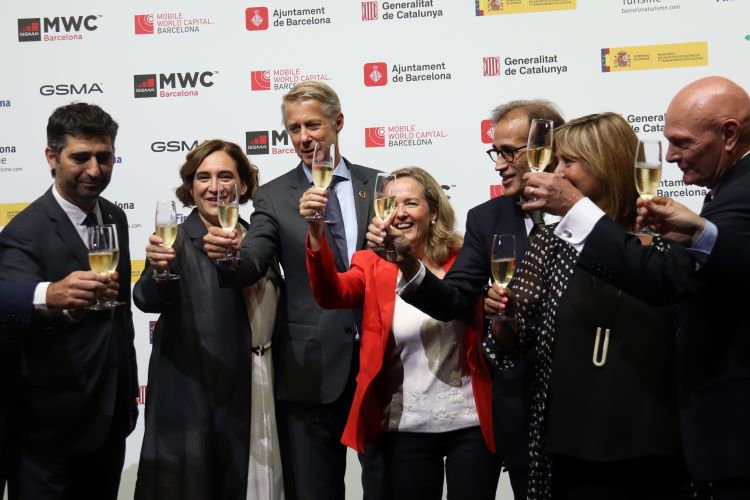 Catalan, Spanish, and local authorities and GSMA representatives celebrate the decision to keep the Mobile World Congress in Barcelona (by Aina Martí)